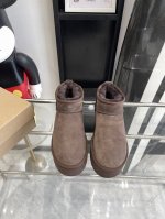 UGG 24ss 秋冬季人手必备单品雪地靴 搭配系数也是百分百 炸好看 比较设计的款，随心所欲 雪地靴显腿细 百搭单品 时尚感十足穿上气场爆涨 瞬间拉长腿型 鞋