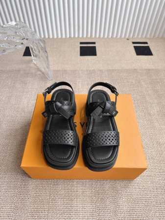 Louis Vuitton 路易威登 Maya Flatform 凉鞋 本款 Maya Flatform 凉鞋选用光滑牛皮革 令宽幅鞋带穿梭于皮革鞋舌之间 再以 - 点击图像关闭