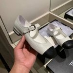 Chanel 小香家 专柜主打新品玛丽珍鞋 复古俏皮又不失时尚，轻松打造各种风格造型、非常受欢迎，上脚非常舒适轻盈、专柜已严重缺货 鞋面进口软漆皮 球纹小牛皮，
