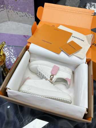 实价： Lv 情侣款厚底小白鞋系列 经典系列 采用进口牛皮 油边工艺 爱了爱了，侧身印花Logo简约不简单，元素满满的爱上脚超级好看 推荐你们入 、脚感无敌、顶 - 点击图像关闭