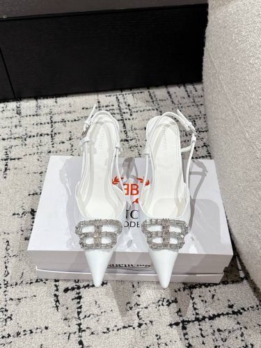 橙子出厂价P Balenciaga 巴黎世家新款 水钻Bb扣尖头高跟凉鞋 高跟鞋 巴黎世家的鞋子绝对开了挂，整双鞋的精髓就是它的鞋头了，够长够尖，并且不带臃肿感
