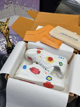 工厂价： Lv涂鸦款 原版开发 品质出货 欢迎对比 Lv板鞋系列 Lv Trainer Maxi运动鞋将成衣系列的宽松廓形引入virgilabloh笔下的lvt - 点击图像关闭