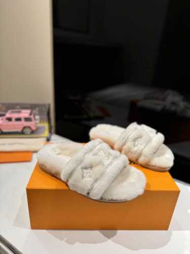 工厂直 顶级秋冬季羊恙满天星系列！经楦版型+英伦复古设计，经典耐看！独家倒模楦型，极致1:1形体，高端皮毛一体保暖材料、奢华的logo工艺呈现出精致质感！ 上脚