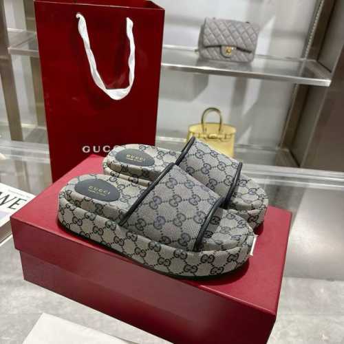 爆款2025女士新款 Gg 厚底凉拖鞋 标志性的古驰标志和精致图案以当代方式重新诠释，用于最新的古驰系列。这款楔形凉拖鞋采用Gg帆布制成，以标志性的轮廓为特点。