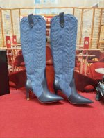 长款 RMB 羊京 Price：长款 RMB 牛仔布 24Aw走秀经典长靴，明星同款灵感来源于西部的荒野，由进口小牛皮和牛仔布手工缝制而成，以突出的纹理设计突出