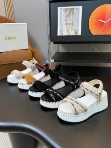 蔻依Chloe专柜同步上市新款凉鞋 春夏款广升 风靡整个时尚圈以来 多色多款 这款面料使用进口牛反绒.加四面弹 质地清爽透气不焖脚 时尚简约范儿 女神都爱 美翻