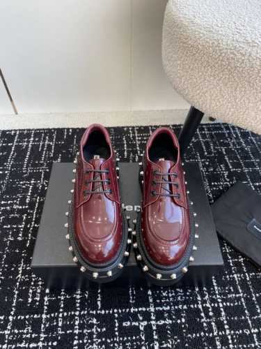 代购级 Alexander Wang 大王24ss新款 系带 厚底 钮钉 乐福鞋 大王这双厚底乐福鞋绝对是腿精必备神器 显高显瘦，黑色经典百搭王~~ 皮面搭配激