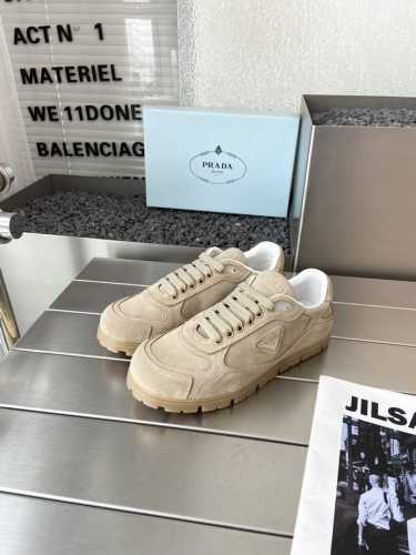 Prada 24Ss 普拉达新款 情侣德训鞋 面料进口麂皮，有肌理感，内里羊皮包裹，软软糯糯的 鞋垫加厚小羊皮，踩上去无比舒适，有支撑感，随便暴走一整天都不磨脚