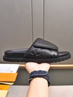 路易威登 拖鞋春夏款作为时尚界的活跃一族 Lv以大胆创新为本色 面料采用进口老花面料，魔术贴设计， 干净利落 时尚大方多色可选。码：38-44 45、46可订制