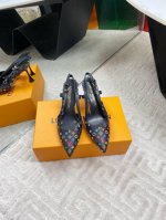 出厂 Louis Vuitton 驴家新品Lv村上隆 黑白三彩 后空凉鞋 尖头单鞋 Lv Blossom 系列推出高跟鞋、凉鞋和芭蕾舞鞋，缀有崭新重绎的路易威登