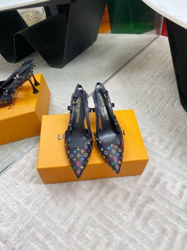 出厂 Louis Vuitton 驴家新品Lv村上隆 黑白三彩 后空凉鞋 尖头单鞋 Lv Blossom 系列推出高跟鞋、凉鞋和芭蕾舞鞋，缀有崭新重绎的路易威登