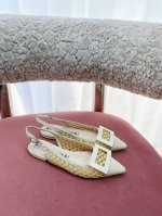 出 *25新款尖头方扣平底一字露跟后空凉鞋 网纱系列Slingback 若隐若现的即视感 购买凉鞋的小仙女可以入手的一款 网纱比凉拖多一份正式感 又同样清凉 配