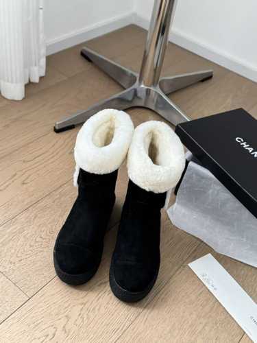 Chanel 24K新款雪地靴 秋冬暖心推荐 高品质认准我家实拍 穿腻了毫无特色的ugg 不妨来买这款，超级仙女的一款，内里隆丰羊皮毛一体，不计成本选用澳洲皮毛