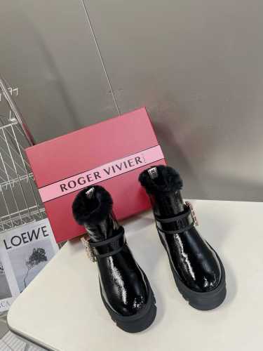 Roger Vivier 秒杀市场版本 今年最美的雪地靴！太懂女人心思了，侧钻扣的细节十分精致，水晶方扣饰扣羊毛边漆皮裸靴， 第一眼就爱上 亮亮面皮内里带羊羔毛
