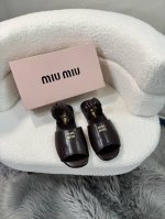 橙子出厂价p miumiu 缪缪 春夏新款 鱼嘴平底凉鞋 露趾罗马鞋 沙滩凉拖 柔软又好穿 超级仙女 真的好甜 少女心 让所有女生们无法抗拒 码数 35-40