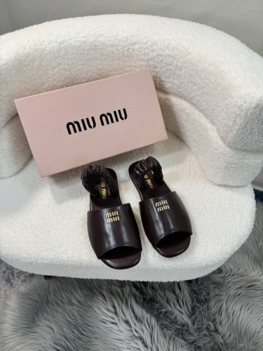 橙子出厂价p miumiu 缪缪 春夏新款 鱼嘴平底凉鞋 露趾罗马鞋 沙滩凉拖 柔软又好穿 超级仙女 真的好甜 少女心 让所有女生们无法抗拒 码数 35-40