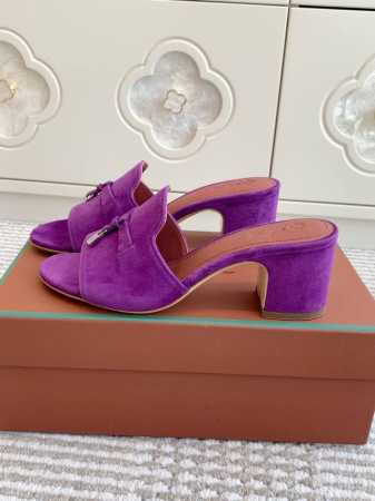 平底 粗跟 代购级 Loro piana Summer Charms Ser LP女士凉鞋拖鞋产品详情：这款绒面羊皮革凉鞋搭配饰有Loro Piana My C - 点击图像关闭