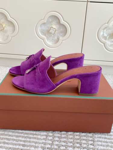 平底 粗跟 代购级 Loro piana Summer Charms Ser LP女士凉鞋拖鞋产品详情：这款绒面羊皮革凉鞋搭配饰有Loro Piana My C