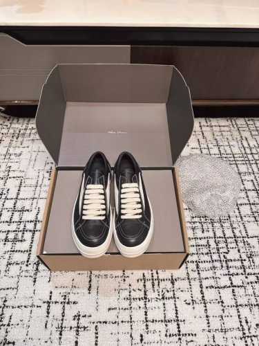 东莞代购级 配全套飞机盒 高定 Ro“侵权鞋”Rickowens 麂皮黑色 年度“鞋王” 区分市面所有版本 纯手工打造纯原，非流水化作业的产物！ 尊崇欧文斯的理