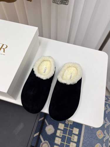 高品质出厂 The Row 24ss 秋冬新款复古大头包头拖 勃肯羊毛拖 第一眼看到这个鞋子感觉不起眼，没有过多的装饰很简单 但带有点复古味呆萌可爱随意搭配都好
