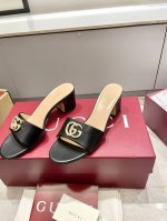 25s春夏新款Gucci镶钻双G扣中跟拖鞋 露趾拖鞋这款露趾凉拖鞋采用皮革制作，巧妙运用方形圆头和粗跟等设计元素演绎时尚复古风范。典藏的双G镶钻扣细节令人联想起