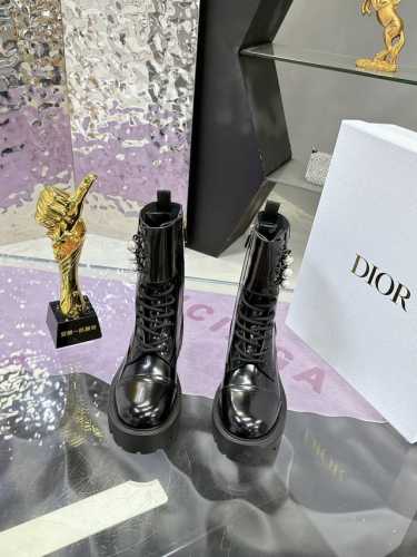 工厂价： Miss Dior 迪奥 刺绣短靴 CD 2024秋冬短靴 最新色高定D-Major全面皮压纹侧面拉链搭配上品牌logo独一无二的气质，脚感舒适。 面