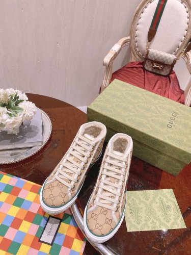 女款 男款10 蜗牛上新 Arrival Gucci tennis 1977 经典系列帆布鞋 火爆推荐款，G+1977×Disney 合系作列 GG帆布成制融品
