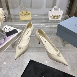 PRADA 普拉达 24 出厂价 专柜走秀款尖头单鞋 三角扣标 高跟 早春走秀款！鞋面：高定制漆皮面料 内里：进口水染羊皮大底：原版意大利真皮大底 跟高：7.5