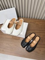 褶皱款一字带拖鞋Maisonmargiela 马丁 马吉拉 分趾单鞋. 面料采用植柔羊皮 内里垫脚牛皮 颜色 黑色 白色 码数 35-40. 34 41 42可