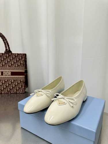 高品质出 PRADA*普拉达 2025ss 春秋蝴蝶结单鞋这款蝴蝶结平底鞋 不要太好穿了 鞋面是超软的牛皮 鞋口处织带锁边 上脚非常舒适 大家闺秀风范 鞋底还做