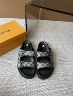 Lv 路易威登 25Ss春夏新品拖鞋 专柜主打最新款 硬货上新 代购级别 高级感十足 国内外博主刷爆的一款 复古又时髦 上脚美炸了 官网主推款 春夏必备 鞋面