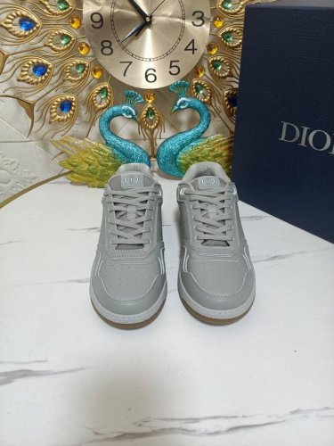 工厂实价 迪奥b27,顶级版本。官网最新配色 Di～R 情侣高帮b27休闲运动鞋，这款 B27 高帮运动鞋是该系列新品，延续 Di*R的经典款式。采用黑色光滑牛