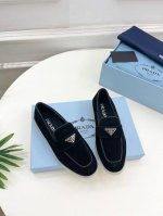 女 男 Prada 普拉达 24 专柜走秀款 三角扣乐福鞋系列 鞋面：原版特定鹿皮 牛漆皮 内里：进口丝绸羊皮里 大底：原版开模Tpu大底 鞋码: 女码35-3