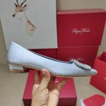 Roger Vivier 225 罗杰维维亚春夏新款Dorsay凉鞋 缎面搭配钻扣，一眼被惊艳到仙女们确定不拿下这款绝美后空凉鞋吗气场妥妥的安排上夏日搭配各种小