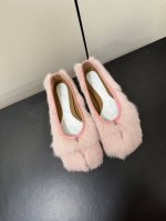 Maison Margiela MM6玛吉拉经典分趾鞋 比利时著名设计师，曾担任爱马仕 Hermès 的创意总监 虽然低调到绝迹 却仍然难以抵挡他在全球时装设计