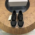 brunello Cucinelli 新款拼色运动板男鞋 此款运动鞋面料采用意大利进口高丝光水洗翻毛皮和意大利进口压摔牛皮 立体感和亲肤感十足 鞋子拼色设计 款