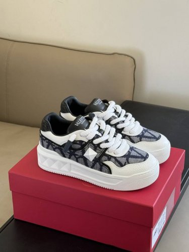 出厂: valenti No Ss23 New Arrival v家 厚底情侣款运动鞋 小牛皮鞋面 质感拉满 上脚真的超好穿又很舒服的 自带增高6公分 而且比往