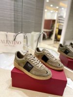 出厂男女同 Valentino专柜同步新款德训鞋低帮休闲运动鞋 专业高端，完美复刻，品质一流！ 全部采用原版1:1材料制作，独家开模！ 面料高丝光牛猄 Tpu材