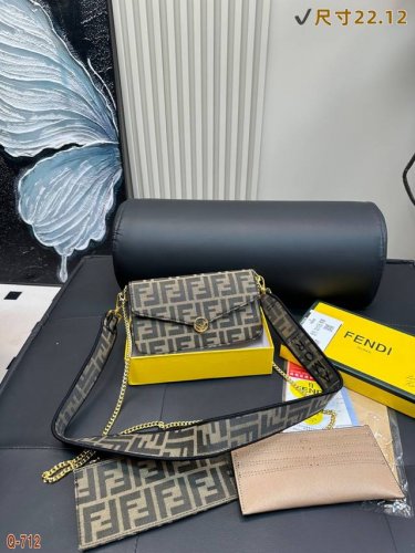 配礼盒 芬迪Fendi pochette麻将包，三件套！它的优点，好看，耐操，体积小，容量大。还可以放到其他包包里，又不占地方，两条肩带哦！一宽一细真心的随意搭