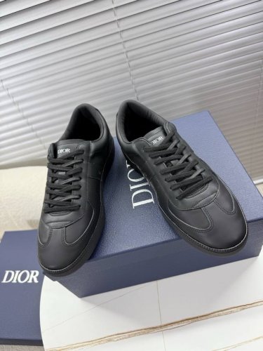 dior迪奥 最新B01系列 情侣款德训鞋 休闲鞋 采用进口牛皮革精心制作 鞋舌和内部侧面饰以 Dior 标志 鞋后跟饰以 Cd 标志 搭配橡胶鞋防滑大底 点缀
