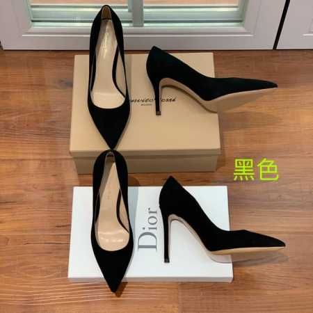 Gianvit* Ross* 经典单鞋。这款鞋一看都觉得女人味十足。喜欢细高跟的宝贝们有福利了。完美驾驭永不过时的款。 材质：1进口羊猄2漆皮3羊皮。羊皮内里及 - 点击图像关闭