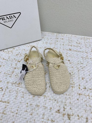 出厂 高版本 Prada普拉达 25 新款 罗马编织包头 凉鞋 专柜一上就断货的节奏 超级多的网红时尚博主种草 上脚真的太舒服了，细腻舒适又不单调！各大网红明星