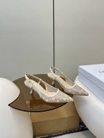 顶级原单 配飞机盒 dior 迪奥 新品猫跟汤钻时尚凉鞋 新品烫钻小猫跟凉鞋 经典的迪奥藤格纹元素 时尚必备款舒适感真的极极好 面料网纱+汤钻 内里采用原单订制
