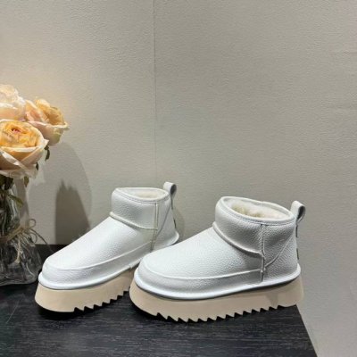 UGG P: 女款Size：36-41 Ugg新款时尚短靴 ，新款！荔枝纹牛皮面，3.5厘米齿轮大底，加厚羊毛大底，海外版，黑色，白色