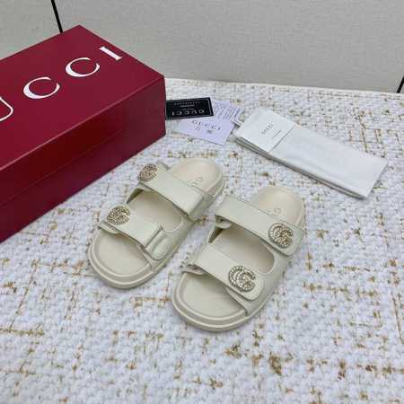 出厂 高版本 Gucci 夏季最新款凉鞋，拖鞋，沙滩鞋 百搭M多裙子 裤子，网红搭配不同颜色袜子穿也超级洋气 Gucci原版牛皮面 双G水钻Logo Tpu防滑 - 点击图像关闭