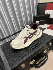 出厂价Pp： 阿玛尼 男士新款休闲鞋潮款，优质做工，时尚 休闲鞋青年人最适合不过啦。鞋面用进口透气面料拼接设计，羊皮垫脚， 配橡胶耐磨大底，绝对高档上档次，码数