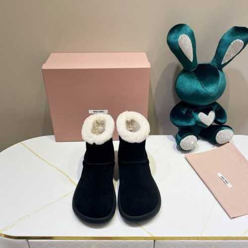 ，MiuMiu 缪缪2024ss秋冬走秀款 绑带羊毛小短靴雪地靴毛毛鞋 经常出现在各大时装杂志封面 各路明星、小红书博主都有钟爱 搭配绑带设计更显优雅，上脚尤