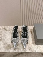 巴黎世家 Balenca*A 新款漆皮单鞋五金扣系列！这款鞋型是淑女尖头单鞋上脚美爆又百搭 Ins爆款 原版购入开模，定制鞋面原版牛漆皮，私膜定制五金扣，所有的
