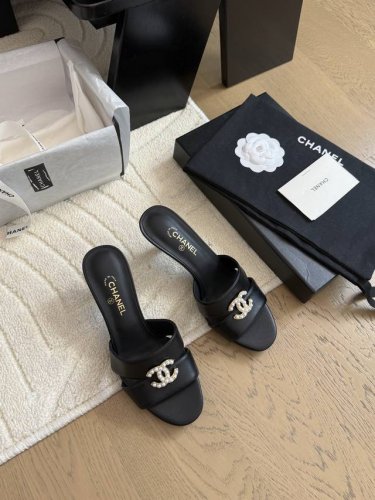 Chanel 25C新款珍珠双C扣高跟拖鞋 回归的双C扣设计 特别Vintage 复古味十足 乐福鞋也长到了审美上 鞋面牛皮 内里羊皮 原版大底 size:35