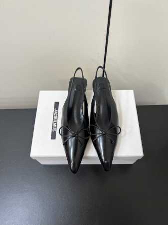 小众 Jacquemus 25 Aw 尖头小猫跟单鞋 近期热门单品 这双很时髦啦 各大网红上脚 搭配度满分 原版开发制作 匠心开发 原版定制开边珠牛皮 羊皮内里 - 点击图像关闭